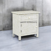 Mesita de noche gris con diseño en zigzag de chevron y incrustaciones de hueso, 1 cajón y 1 puerta